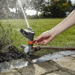 Arroseur Oscillant Et Asperseur Arroseur Canon Pic Comfort Gardena Arrosage Pelouse Secteur Réglable -Espace vert et piscine Boutique arroseur canon sur pic comfort gardena pelouse secteur arrosage reglable 450m2 2